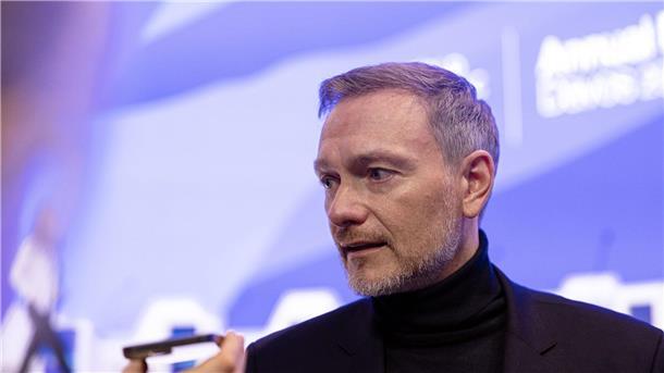 Lindner wirbt für Offenheit für andere Agrar-Erleichterungen Die Ampel hat die Sparpläne bei der Landwirtschaft bereits abgeschwächt. Die Steuervergünstigungen beim Agrardiesel sollen demnach nicht auf einen Schlag enden. Das weiter aufzuschieben, lehnt FDP-Chef Christian Lindner ab.