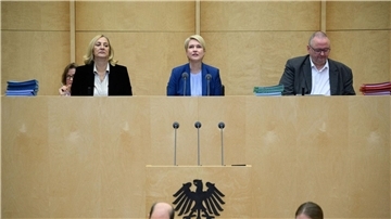 Die amtierende Bundesratspräsidentin, Mecklenburg-Vorpommerns Regierungschefin Manuela Schwesig (oben M), eröffnet die 1038. Plenarsitzung des Deutschen Bundesrats.