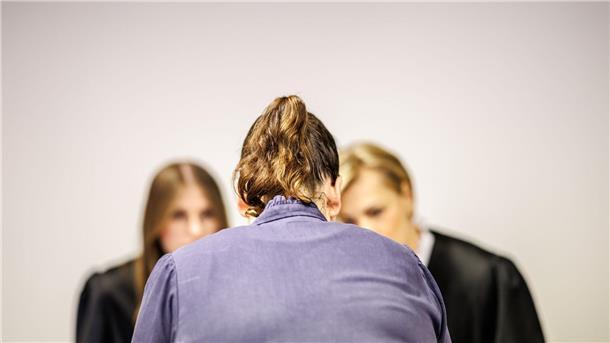 Maskenprozess: Tandler soll mehr als vier Jahre in Haft Die Angeklagte Andrea Tandler (M.) im Gespräch mit ihren Rechtsanwältinnen.