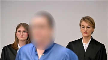 Die Angeklagte Andrea Tandler (M.) zu Prozessbeginn zwischen ihren beiden Anwältinnen.