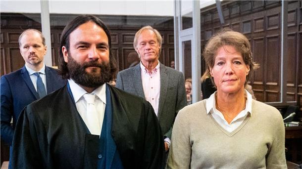 Hafenchef: Habe Block beschuldigte Firma nicht empfohlen Die Angeklagte Block (rechts) steht vor Beginn des Verhandlungstags neben ihrem Anwalt im Gerichtssaal.