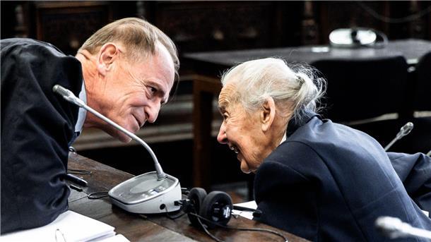 Prozess wegen Holocaust-Leugnung: Kurz vor dem Abschluss Die angeklagte Holocaust-Leugnerin Ursula Haverbeck spricht zu Beginn ihres Berufungsverfahrens im Landgericht mit ihrem Anwalt Wolfram Nahrath.