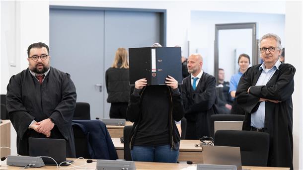 Lina E. kommt vorerst frei - Haftbefehl ausgesetzt Die Angeklagte (M) steht bei der Fortsetzung des Prozesses im OLG Dresden im Verhandlungssaal.