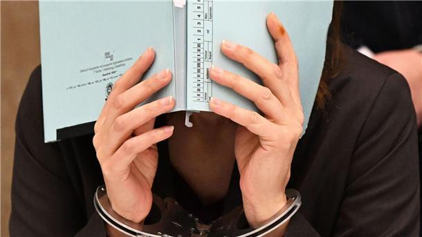 Die Angeklagte wartet im Landgericht Mannheim auf den Prozessbeginn.