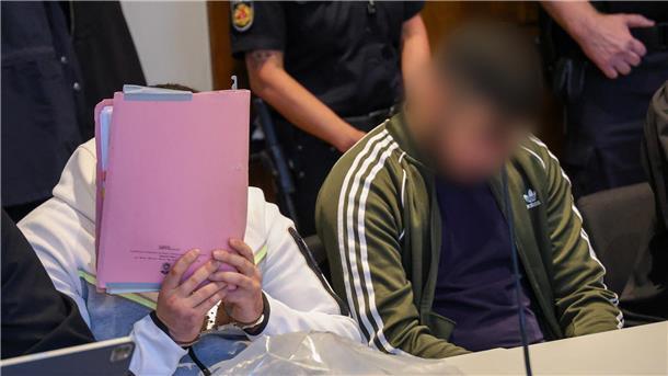 Die Angeklagten (auf dem Foto sind zwei zu sehen) müssen ins Gefängnis. Das Bild stammt vom Prozessauftakt.