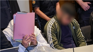Die Angeklagten (auf dem Foto sind zwei zu sehen) müssen ins Gefängnis. Das Bild stammt vom Prozessauftakt.