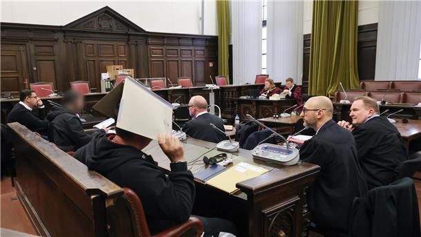 Die Angeklagten, ihre Anwälte und Vertreter der Bundesanwaltschaft (hinten) sitzen vor Prozessbeginn im Gerichtssaal.