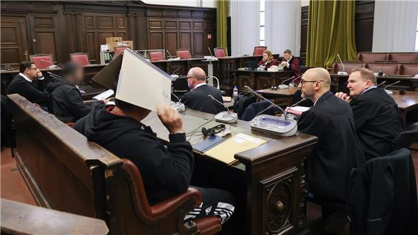Die Angeklagten, ihre Anwälte und Vertreterin und Vertreter der Bundesanwaltschaft (hinten) sitzen im Saal.