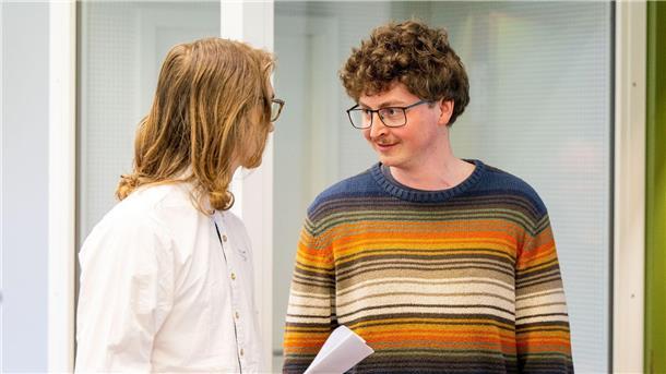 Prozess: War Klebeaktion an Rubens-Gemälde Sachbeschädigung? Die angeklagten Klimaaktivisten Lukas Popp (l) und Simon Lachner unterhalten sich vor dem Prozessauftakt.