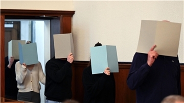 Die Angeklagten kommen in Dortmund den Gerichtsaal. Der Prozess nach tödlichen Polizeischüssen auf einen jungen Flüchtling wird fortgesetzt.