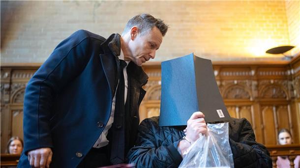 Die Angeklagten sollen in einer Friedhofskapelle auf ihr Opfer gewartet haben.