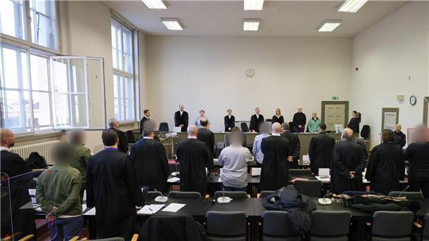 Nach Edelmetall-Diebstählen bei Aurubis Haftstrafen Die Angeklagten und ihre Anwälte stehen im Gerichtssaal.