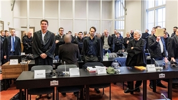 Die Angeklagten und ihre Verteidiger vor der Urteilsverkündung.