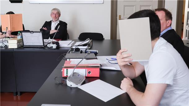 18-jähriger IS-Anhänger aus Bremerhaven muss mehr als drei Jahre ins Gefängnis Junge IS-Anhänger aus Bremerhaven und Iserlohn wurden verurteilt. Sie verbergen in der Hauptverhandlung im Gerichtssaal ihre Gesichter hinter Aktenordnern.