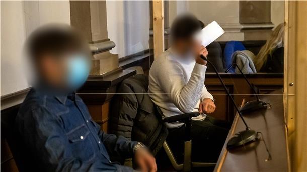 Die Angeklagten vor Prozessbeginn im Gerichtssaal. Sie sollen eine psychisch kranke 19-Jährige gegen eine Zahlung von 2000 Euro an zwei andere Personen verkauft haben.