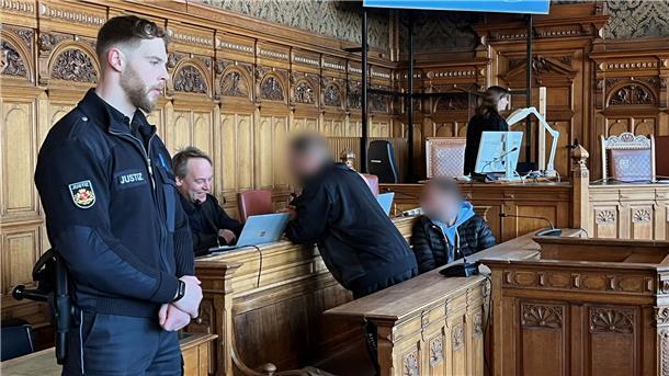 Die Angeklagten vor Verhandlungsbeginn im Gespräch mit ihren Anwälten. Der Prozess um versuchten Mord in der Raabestraße in Bremerhaven wurde am Donnerstag fortgesetzt.