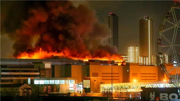 Terroranschlag bei Moskau: Was zur Tat bekannt ist Die Angreifer steckten die Crocus City Hall am westlichen Rand von Moskau bei dem Terroranschlag in Brand.
