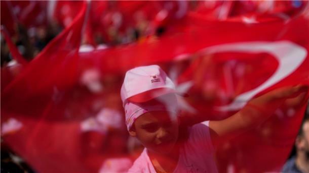 Stichwahl in der Türkei geht in die heiße Phase Die Anhänger des türkischen Präsidenten und Präsidentschaftskandidaten der Volksallianz Erdogan schwenken Nationalflaggen bei einer Wahlkampfveranstaltung.