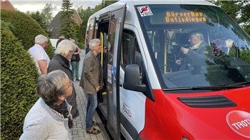 Die Anschaffung neuer Busse steht an. Vor Beginn der Hauptversammlung besichtigten die Mitglieder den Stadlander Bürgerbus, der ihnen aber ein zu kurzes Chassis hat.