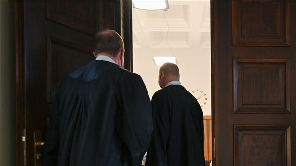 Die Anwälte Björn Seelbach (l) und Christian Kunath auf dem Weg in den Gerichtssaal.