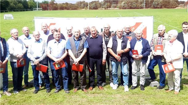 SV Hamersen hat sich „kontinuierlich weiterentwickelt“ Die anwesenden Gründungsmitglieder Hans Lühmann, Walter Burfeind, Bernhard Aldag, Heinz Ehlen, Werner Rautenberg, Helmut Scholz, Hans-Jürgen Wichern, Johann Kaiser, Gerd Holst, Friedhelm Eckhoff, Werner Hinrichs, Henry Hesse, Hermann Kaiser, Jürgen Heidrich, Heinz Mahnken, Gerhard Wünderlich, Marga Rook (von links) mit dem Vorsitzenden des SV Hamersen, Jan Detjen.