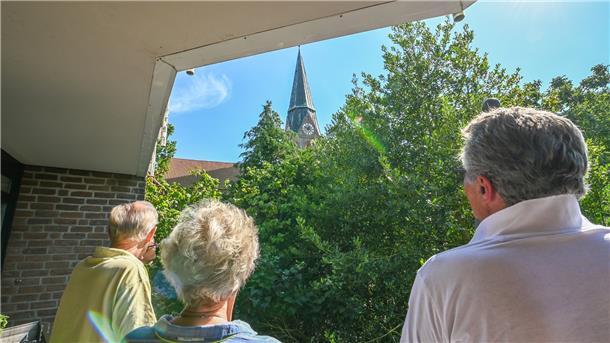 Die Anwohner der Sankt-Jakobi-Kirche sind unterschiedlicher Meinung zum Klang des Glockenturmes. Diese Vier finden ihn nicht so toll.