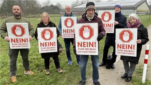 Eine Gruppe von Menschen mit Protestschildern.