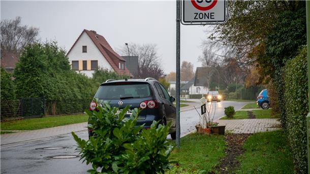 Die Anwohner wehren sich gegen die Zahlung der Erschließungsbeiträge für die Lycker Straße. „Wenn der Regenwasserkanal schon 1970 ausgebaut wurde, wirft das die Frage auf, inwiefern man überhaupt von einer Ersterschließung sprechen kann – beim Regenwasserkanal ist das ja somit eindeutig nicht der Fall“, sagt eine Betroffene.