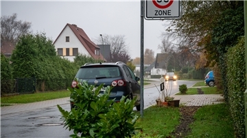 Die Anwohner wehren sich gegen die Zahlung der Erschließungsbeiträge für die Lycker Straße. „Wenn der Regenwasserkanal schon 1970 ausgebaut wurde, wirft das die Frage auf, inwiefern man überhaupt von einer Ersterschließung sprechen kann – beim Regenwasserkanal ist das ja somit eindeutig nicht der Fall“, sagt eine Betroffene.