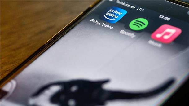 Amazon greift mit Prime-Abo Spotify und Apple Music an Die Apps der Streaminganbieter Amazon Prime Video (l-r), Spotify und Apple Music sind auf dem Display eines iPhones zu sehen.