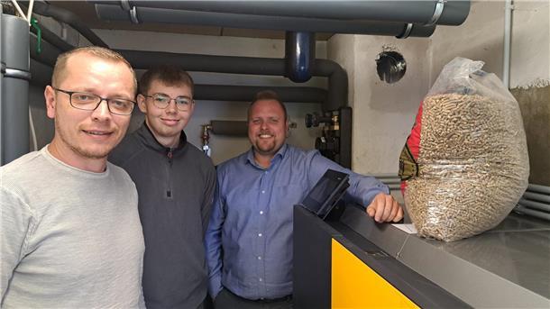 Die Arbeit im Stubbener Betrieb macht allen Freude (von links): Geschäftsführer Johann Grossmann, Lehrling John Schmale und Geschäftsführer Julian Hünken bei einer Pelletheizung, die das Team bei einem Kunden einbaut. 