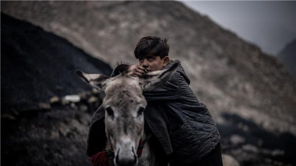 Verlorene Kindheit in Afghanistan Die Arbeit in der Kohlemine ist nicht nur halsbrecherisch, sondern auch potenziell tödlich, denn einstürzende Minenschächte sind an der Tagesordnung.