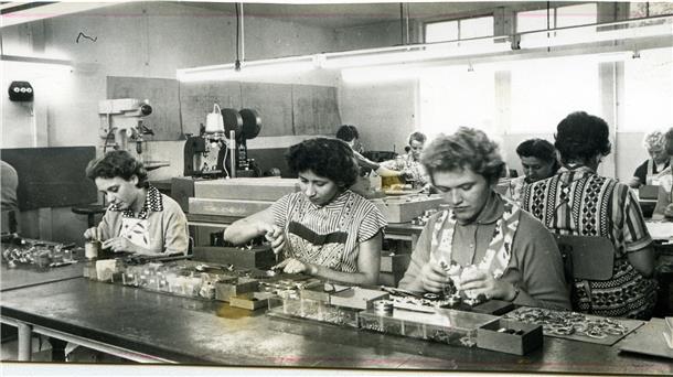 Die Arbeit in der Teilmontage wurde bei Vredeborch vor allem von Frauen erledigt. Das Bild entstand 1960.
