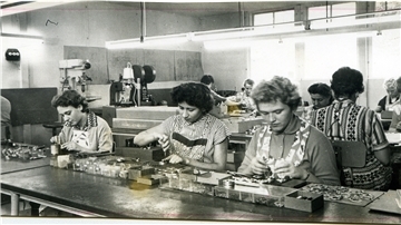 Die Arbeit in der Teilmontage wurde bei Vredeborch vor allem von Frauen erledigt. Das Bild entstand 1960.