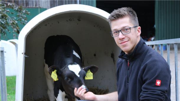 Die Arbeit mit den Tieren bereitet dem Landwirt-Azubi Kevin Trautmann die meiste Freude. Am liebsten versorgt er die Kälber.