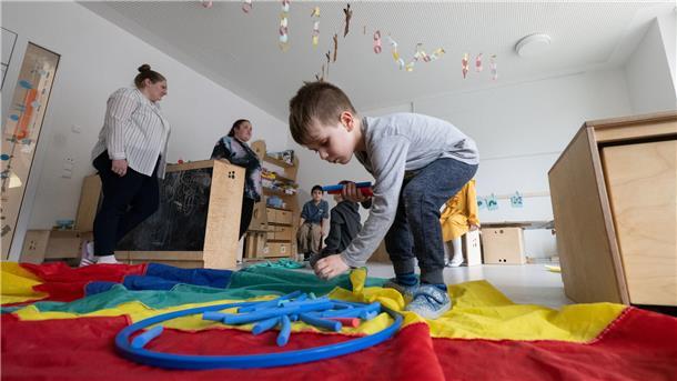 Die Arbeit mit Kindern ist sehr erfüllend. Sagen jedenfalls angehende Erzieherinnen. Trotzdem suchen die Gemeinden händeringend nach Fachkräften.