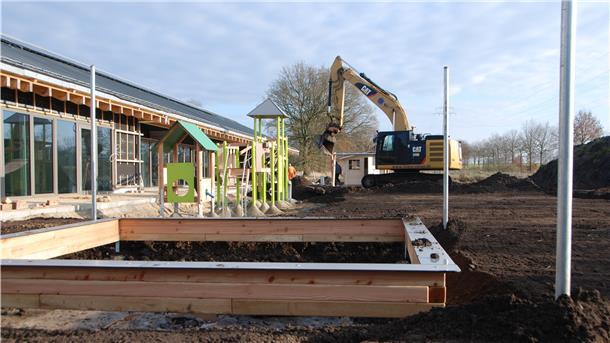 Die Arbeiten auf dem Außengelände der neuen Kindertagesstätte in Bad Bederkesa laufen auf Hochtouren. Die ersten Spielgeräte sind schon platziert.