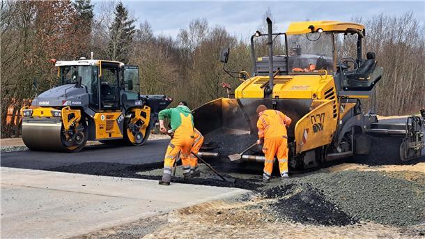 Bilderstrecke von der A27: Das sind die heimlichen Helden der Baustelle Die Arbeiten sind gut vorangekommen. Mittlerweile stellen die Bauarbeiter die Fahrbahn mit mehreren Asphaltschichten wieder her. Am Donnerstag, 28. März, soll die Autobahn wieder freigegeben werden.