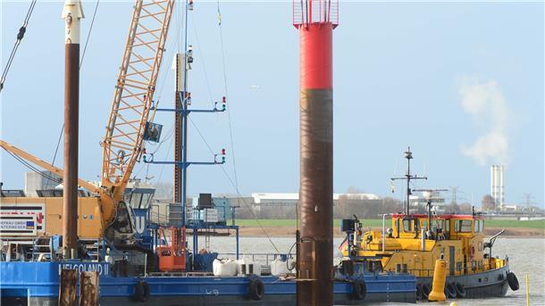 So sieht der neue Leuchtturm an der einstigen Nordmole aus Die Arbeiter hatten alle Hände voll zu tun mit dem neuen Signalturm.