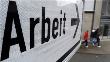 Die Arbeitsagentur stellt mehr Mitarbeiter ein, um die Vielzahl an Kurzarbeits-Anträgen bewältigen zu können.
