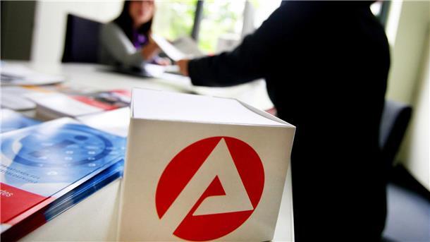 Zahl der Arbeitslosen steigt im Dezember um 31.000 Die Arbeitslosigkeit ist zum Jahresende leicht gestiegen.