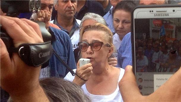 Türkei geht in Stichwahl: Im Griff der Nationalisten Die Architektin Mücella Yapici (M.) spricht bei einem Protest anlässlich des Jahrestages der Gezi-Proteste.