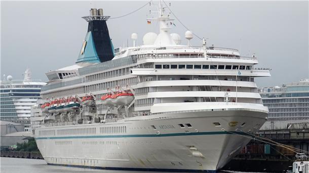 Abschied vom Traumschiff „Artania“ Ein Kreuzfahrtschiff liegt an der Kaje
