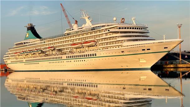 Die „Artania“ soll bis Ende Februar im Hafen bleiben. Danach setzt Phoenix Reisen auf 49 Reisen ab Bremerhaven.