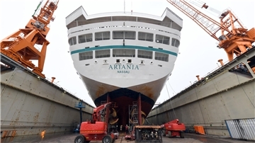 Die "Artania" in der Werft