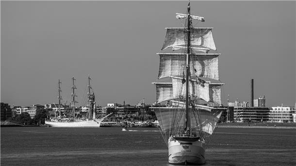 Die „Artemis“ unter Segeln, im Hintergrund die „Dar Mlodziezy“. Ralph Wecks gelang dieses Foto von der Weserfähre.