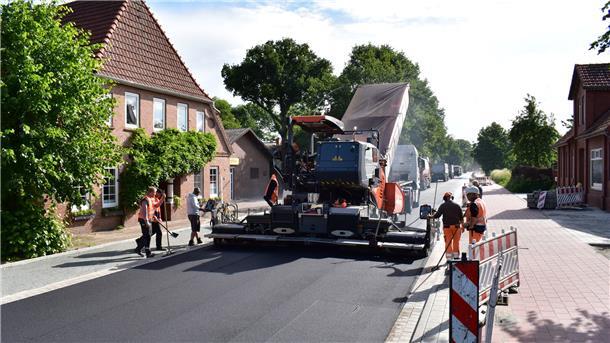 Die Asphaltkolonne arbeitet sich im Schneckentempo über die 1,2 Kilometer lange Ortsdurchfahrt von Kirchwistedt.