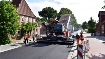 Die Asphaltkolonne arbeitet sich im Schneckentempo über die 1,2 Kilometer lange Ortsdurchfahrt von Kirchwistedt.