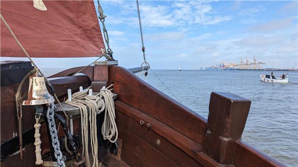 Schiff vor Kaje