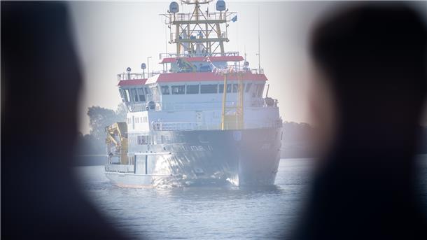 Die "Atair" auf der Strecke. Das neue Vermessungs-, Wracksuch- und Forschungsschiff des Bundesamtes für Schifffahrt und Hydrologie wurde 2021 in Dienst gestellt. Es ist das weltweit erste seegängige Behördenschiff für Spezialaufgaben mit einem Antrieb für Flüssiggas (LNG). Es wurde in der Fassmer-Werft in Berne/Niedersachsen gebaut.
